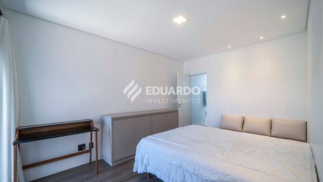 Triplex beira mar com 04 suítes para 12 pessoas.