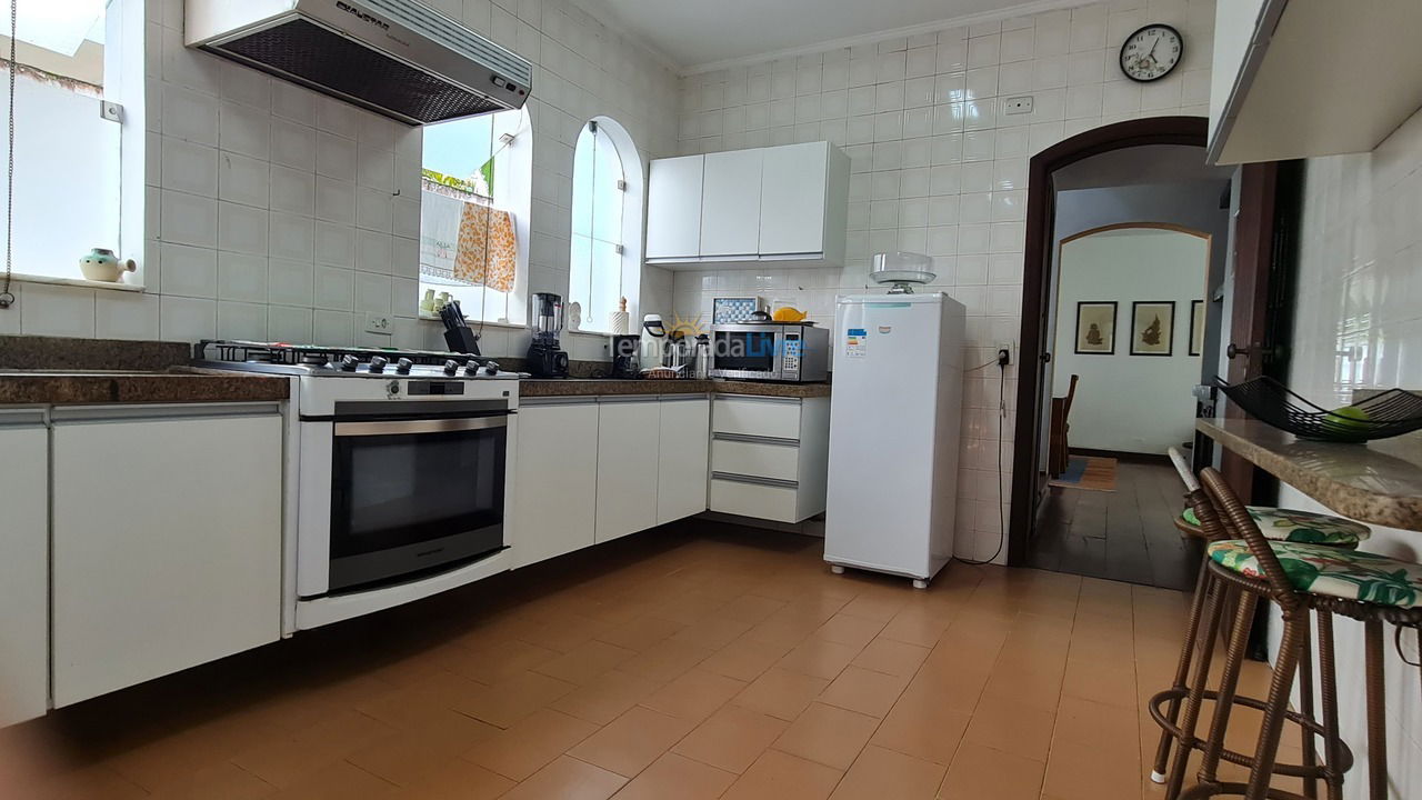Casa para aluguel de temporada em Guarujá (Praia da Enseda)