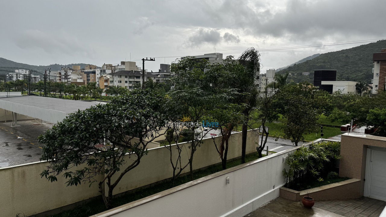Apartamento para aluguel de temporada em Governador Celso Ramos (Praia de Palmas)