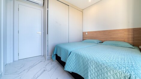 015 - Apartamento de alto estándar con 02 habitaciones, a 200 m de la playa de Bombas
