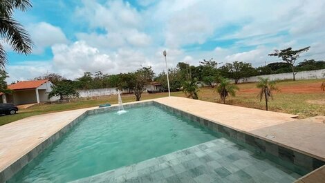 Casa de campo con piscina verde