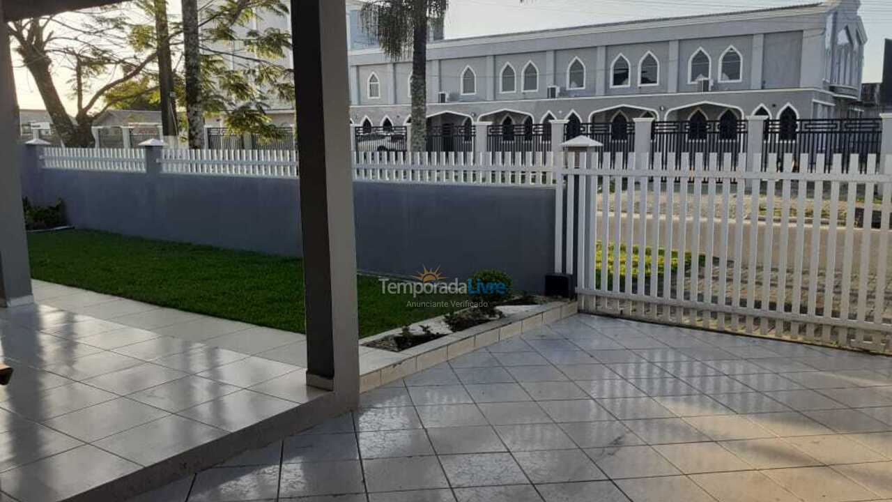 Casa para aluguel de temporada em Guaratuba (Cohapar)