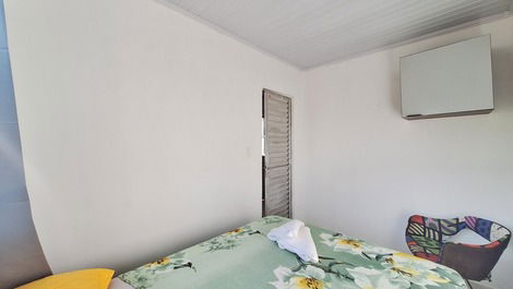 Quarto com ar, armário e cadeira