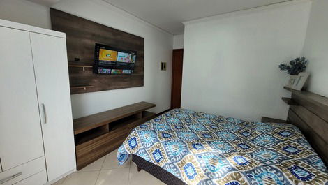 Apartamento en condominio con piscina, sin ascensor.