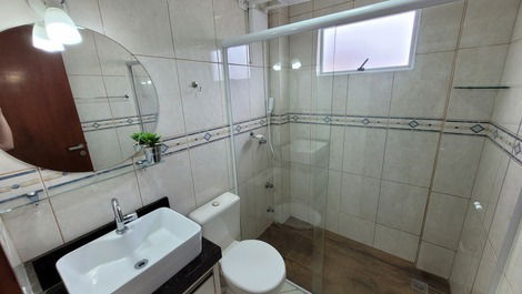 Apartamento en condominio con piscina, sin ascensor.