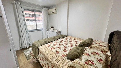Ed. Acácias: 2 bedrooms // air conditioning // sea court