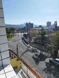 Vista do quarto para rua de comércio 