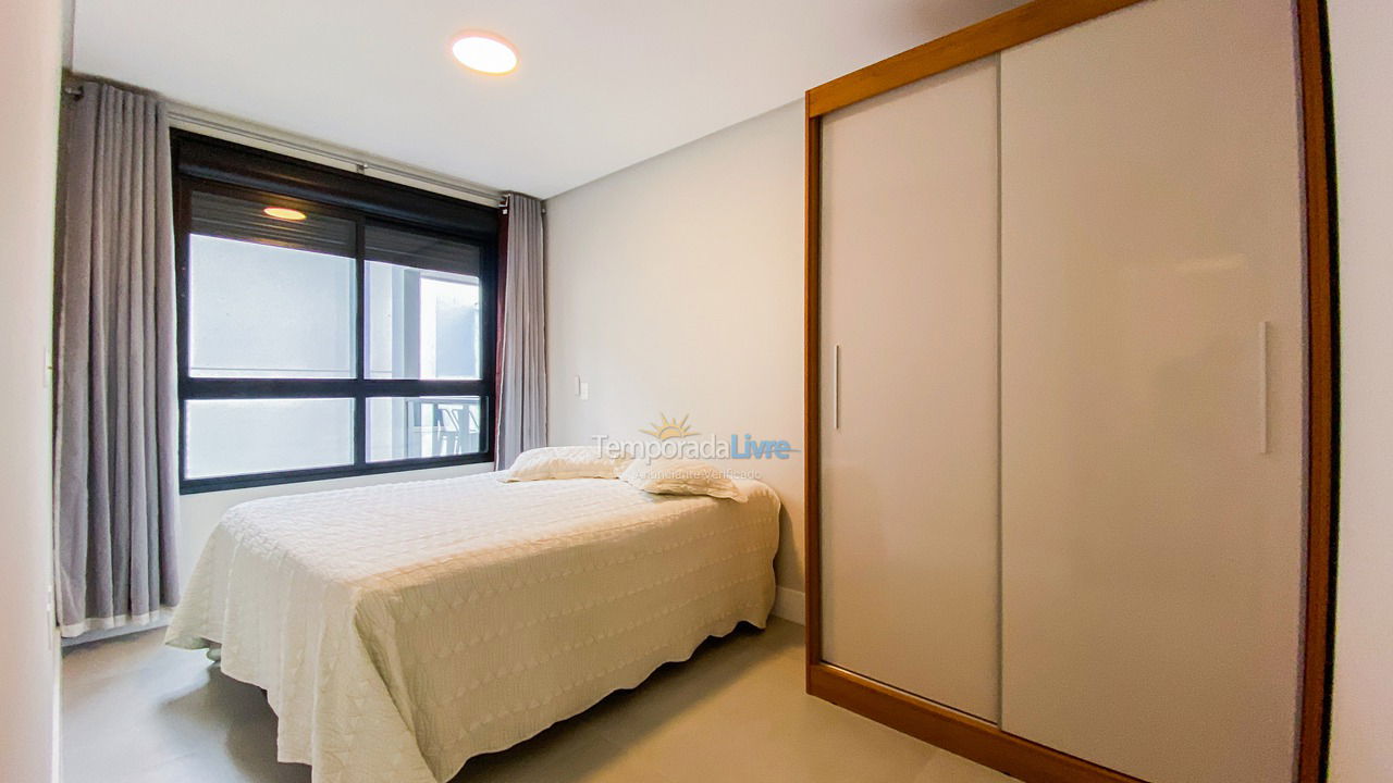 Apartamento para aluguel de temporada em Governador Celso Ramos (Praia de Palmas)
