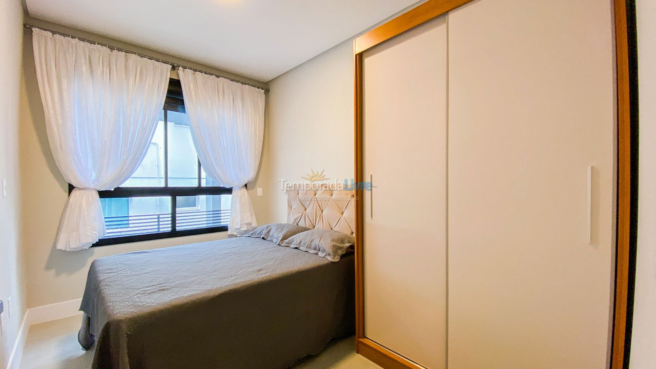 Apartamento para aluguel de temporada em Governador Celso Ramos (Praia de Palmas)