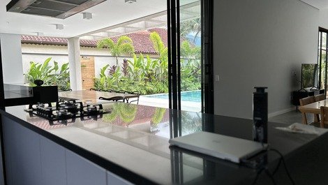 Maravilhosa vista da cozinha para área da piscina 