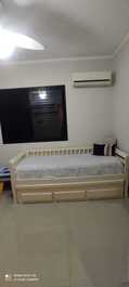 Apt 2 bed. 2 bath, 1 suite with balcony and overlooking the sea.