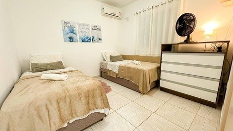 Quarto com ar condicionado 2 camas de solteiro + 2 camas auxiliares + colchão de solteiro.