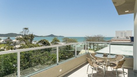 Duplex penthouse with sea view, 30 meters from Canto Grande beach.