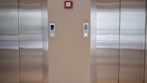Dois elevadores novos: social e de serviço. 