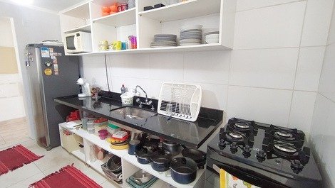 Cozinha equipada com geladeira, micro-ondas e fogão