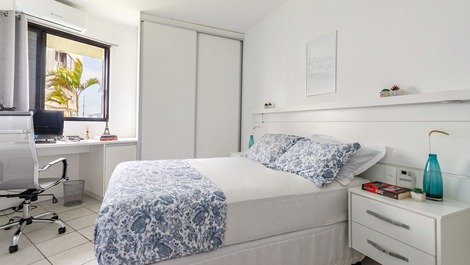 Suíte com decoração minimalista, cama, ar-condicionado novo e roupeiro espaçoso. 