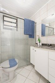 Banheiro completo com toalhas de qualidade.