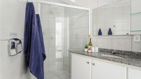 Banheiro completo com chuveiro potente e toalhas de qualidade.
