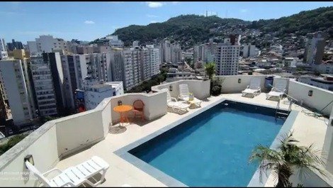 Terraço (rooftop) condomínio piscina e vista da cidade