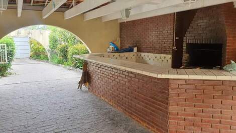 Ótima e espaçosa casa em Guarujá a apenas 300 m da praia da Enseada