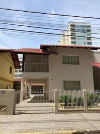 House 300 meters from the beach for 8 people Itapema SC