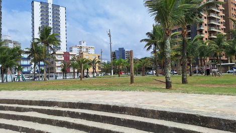 Orla com academia e play grand e pista de bicicleta.