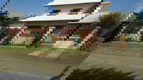 Espaçosa casa com piscina à 350m do mar