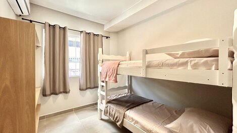 004 - Apartamento com 2 dormitórios na praia de Bombas