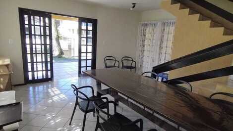 Beautiful townhouse a few meters from the sea in Enseada, barbecue