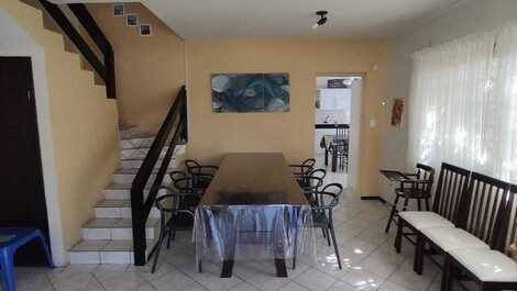 Beautiful townhouse a few meters from the sea in Enseada, barbecue