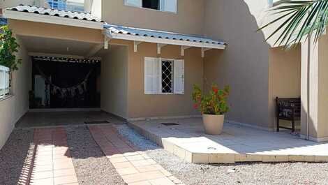 Townhouse with swimming pool 150 meters from Bombas beach
