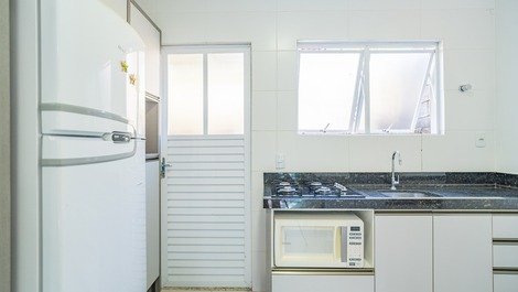Cozinha com utensílios , forno e micro-ondas   