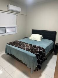 Cómodo apartamento de 2 habitaciones con aire Guaruja