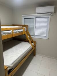 Confortavel apartamento 2 dorm com ar Guaruja