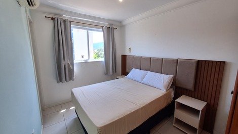 Apartamento de frente,2 dormitórios a 180 metros do mar de Bombas