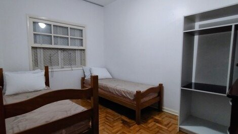 Dormitório duas camas de solteiro, mais dois colchões, janelas com rede de proteção 