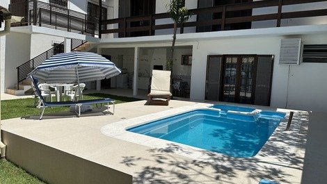 Casa a 50 m. da Praia dos Ingleses, climatizada, c/ piscina e jacuzzi.