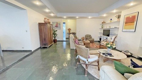 Apartment in Pitangueiras with 3 Suites, Air Conditioning and Wi-Fi