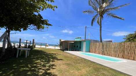 Frente da casa com piscina, lavabo  e pé na areia