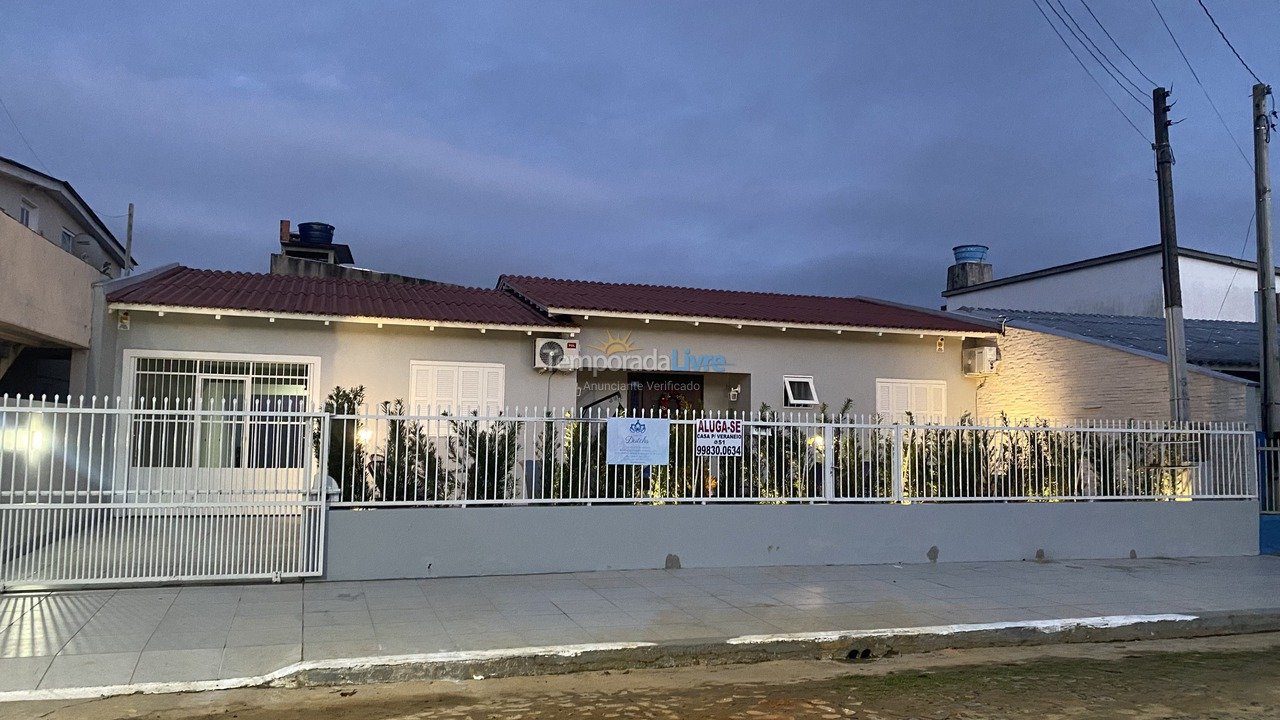 Casa para aluguel de temporada em Torres (Praia Grande)