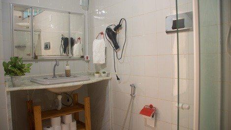 Banheiro social com ducha higiênica
