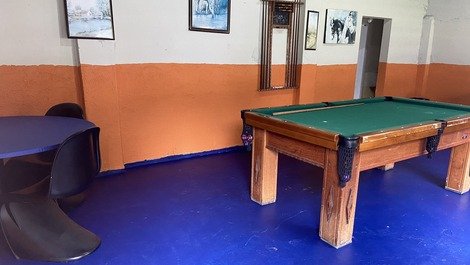 Salão de jogos com snooker , pebolim e mesa carteado 