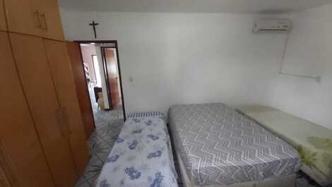 Quarto andar térreo, 1 cama queen , 2 solteiros.