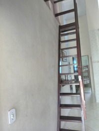 Escada de acesso ao terceiro quarto que é mesanino