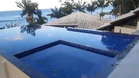 Casa con piscina y hermosas vistas a la playa de Taquaras en BC