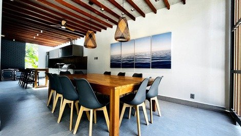 Hermosa, nueva y moderna casa de 4 suites en la Riviera.
