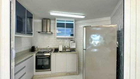 Cozinha equipada - possui persiana que pode isolar a cozinha