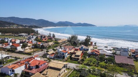 Seasonal house for up to 9 people 100m from Garopaba Beach/SC