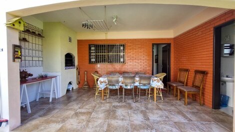 Seasonal house for up to 9 people 100m from Garopaba Beach/SC
