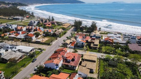 Casa de temporada para hasta 9 personas a 100 m de la playa de Garopaba/SC